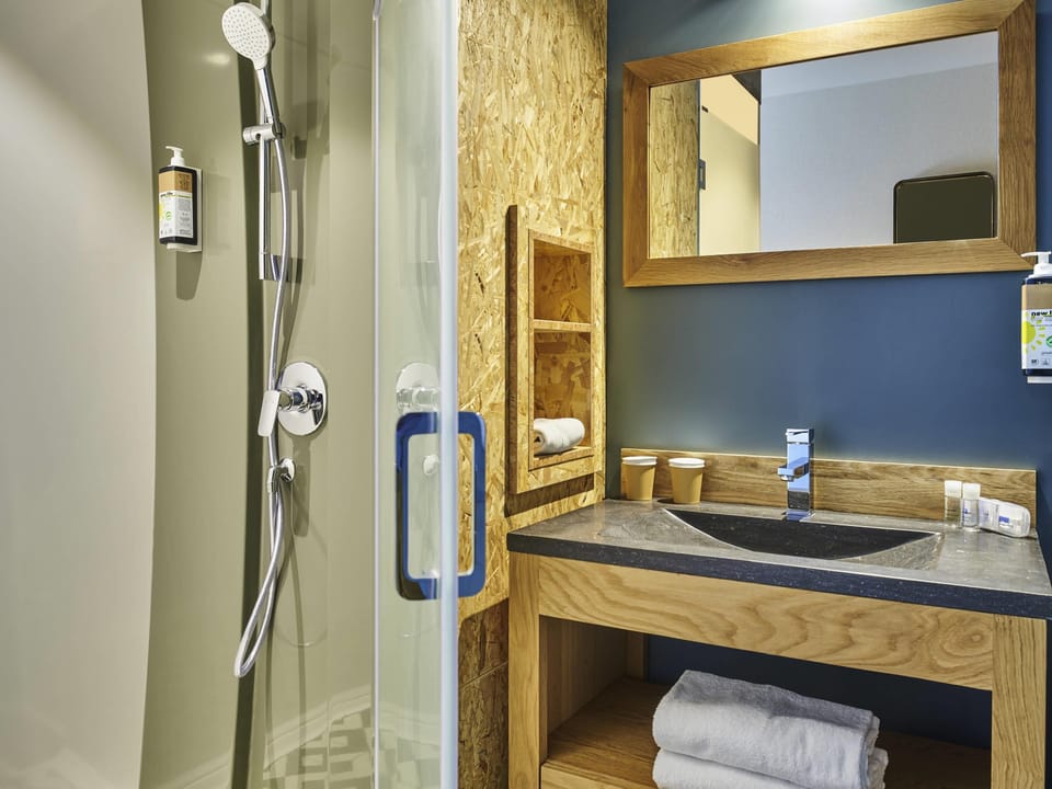 Desk, soundproofing, free WiFi, bed sheets