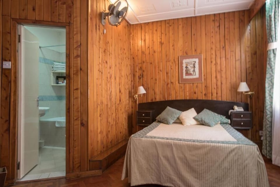 Premium bedding, in-room safe, blackout drapes, free cribs/infant beds