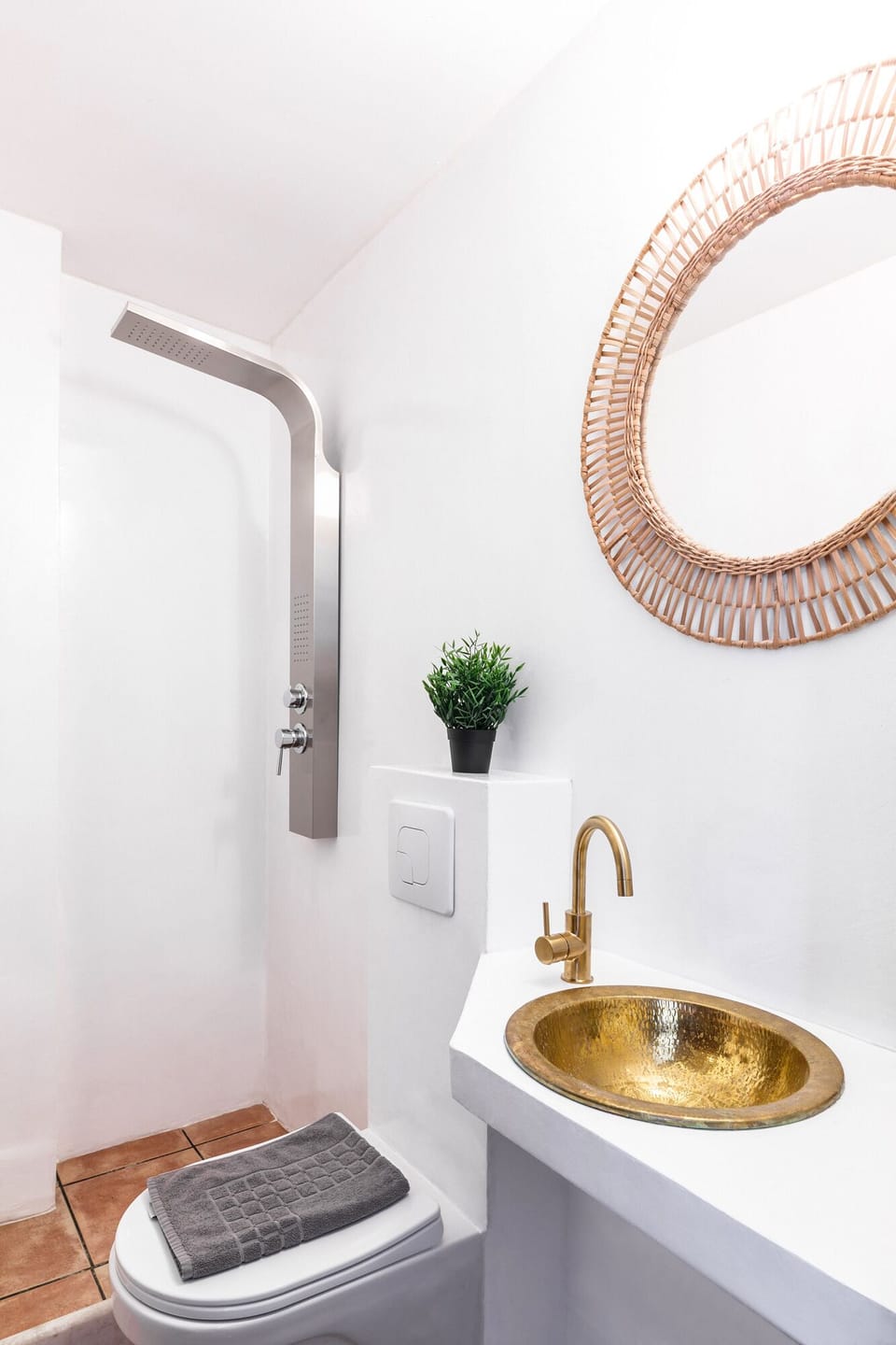 Exclusive Room | Bathroom | Shower, free toiletries, hair dryer, slippers