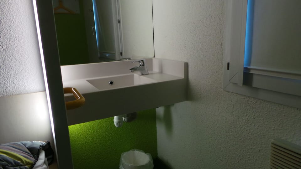 Desk, WiFi (free)