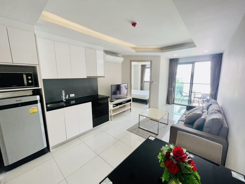 Condo, 1 Bedroom | Private kitchen | Fridge, microwave, electric kettle, dining tables