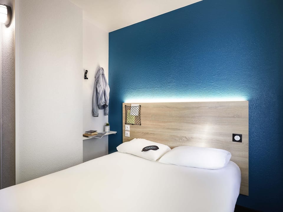 Room, 1 Double Bed, Private Bathroom (Cabrio) | Individually furnished, blackout drapes, soundproofing, free WiFi
