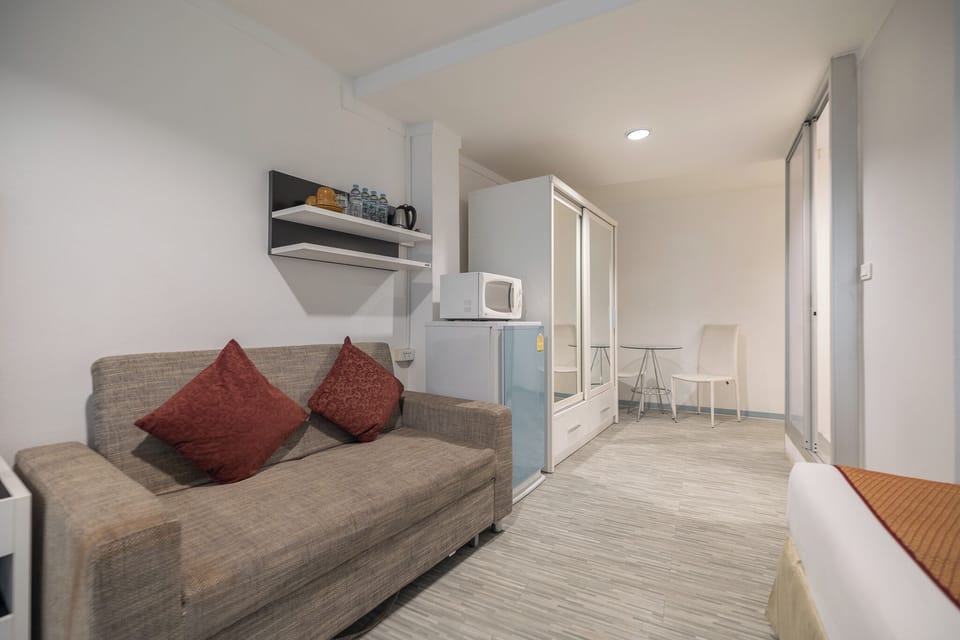 Family Room | In-room safe, blackout drapes, free WiFi