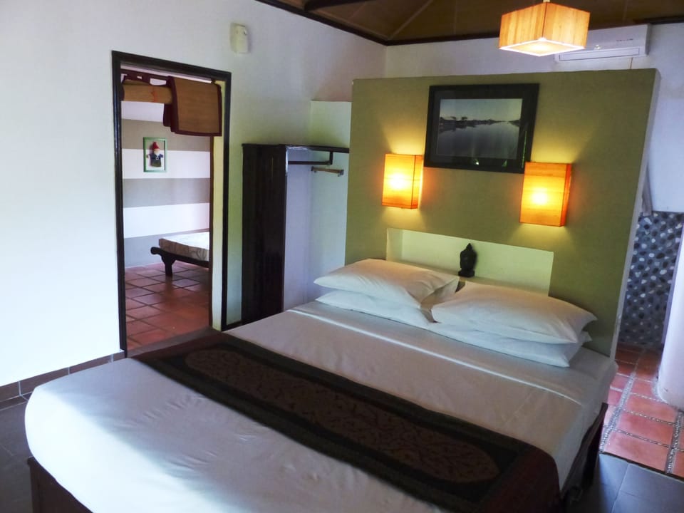 Family Bungalow | Desk, blackout drapes, free WiFi, bed sheets