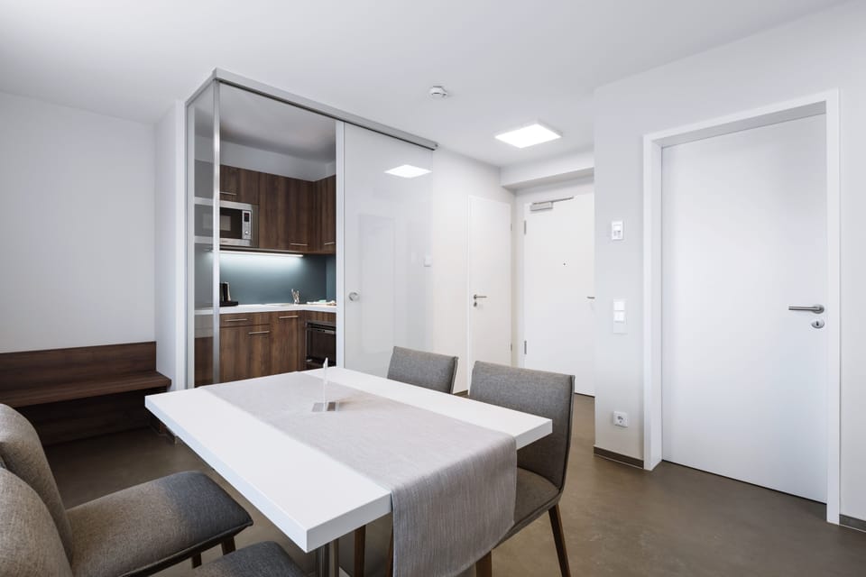 Apartment (SUITE) | Private kitchen | Full-size fridge, microwave, oven, stovetop