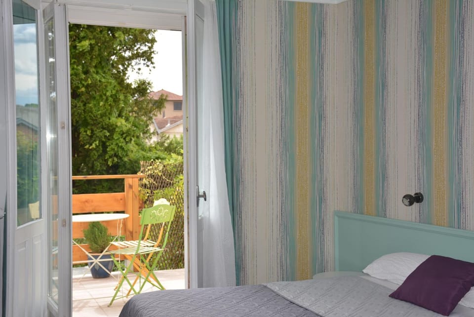 Premium bedding, desk, soundproofing, cribs/infant beds