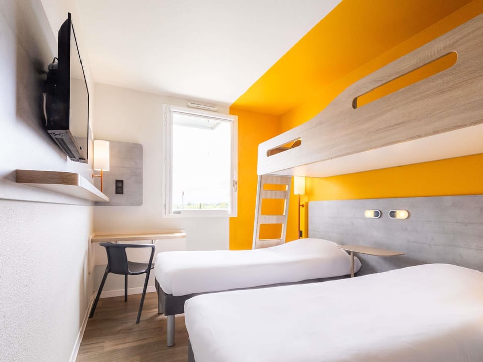 Desk, soundproofing, free WiFi, bed sheets