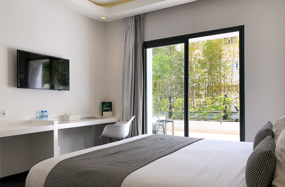 Deluxe Room | Premium bedding, in-room safe, individually decorated, desk