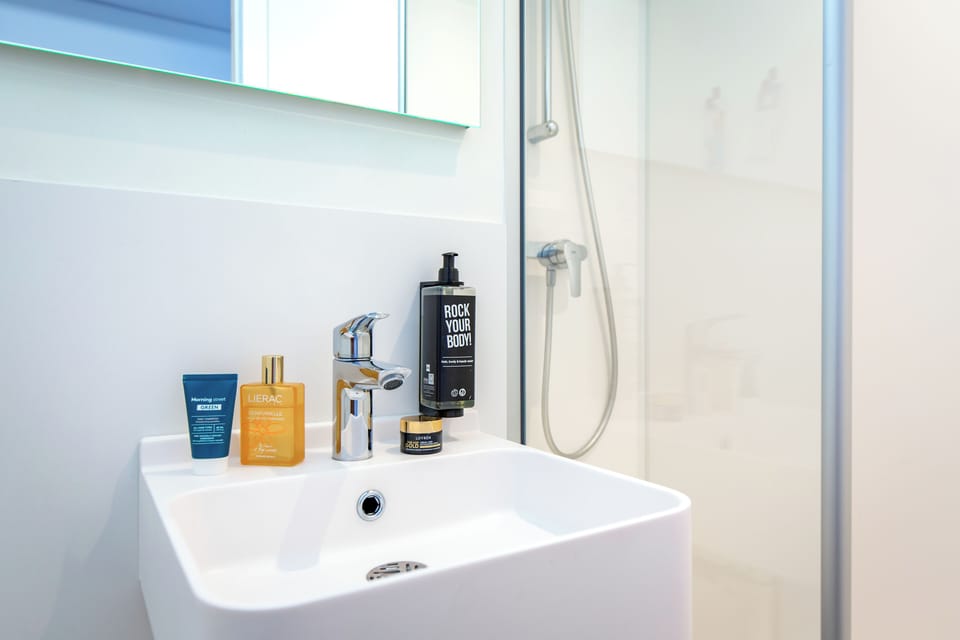 Shower, eco-friendly toiletries, towels