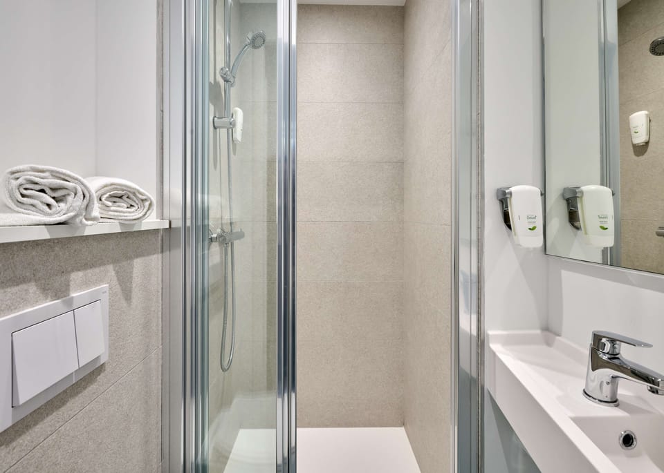 Shower, eco-friendly toiletries, towels