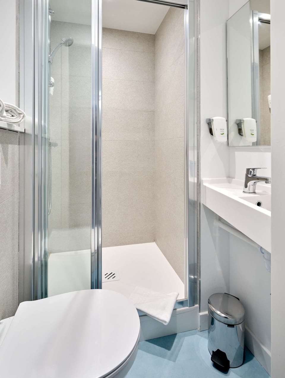 Shower, eco-friendly toiletries, towels