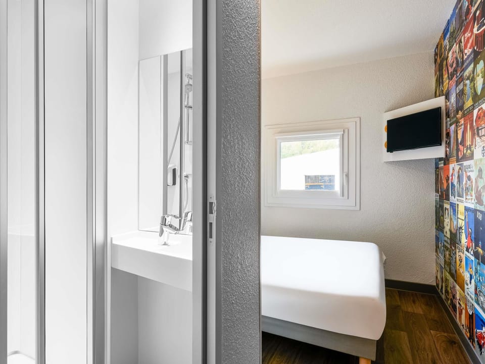 Room, 1 Double Bed, Private Bathroom (Cabrio) | Desk, free cribs/infant beds, free WiFi, bed sheets