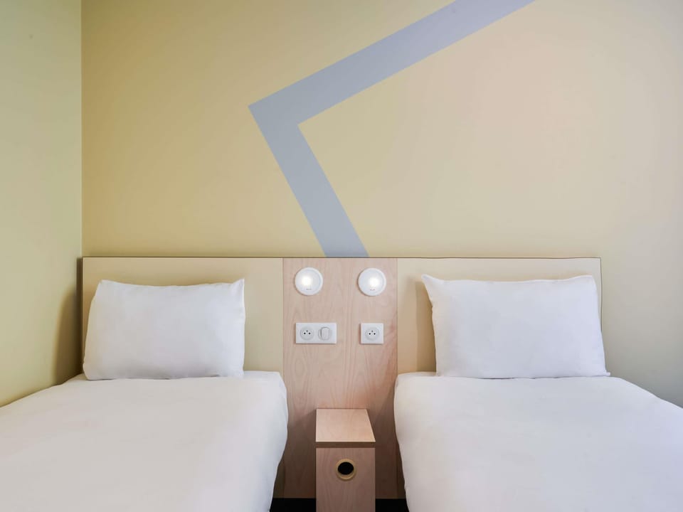 Standard Room, 2 Twin Beds | Desk, soundproofing, free cribs/infant beds, free WiFi