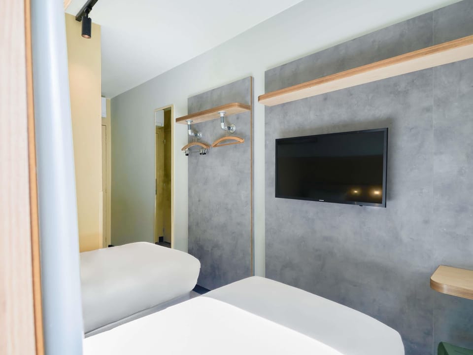 Room, 3 Twin Beds | Desk, soundproofing, free cribs/infant beds, free WiFi