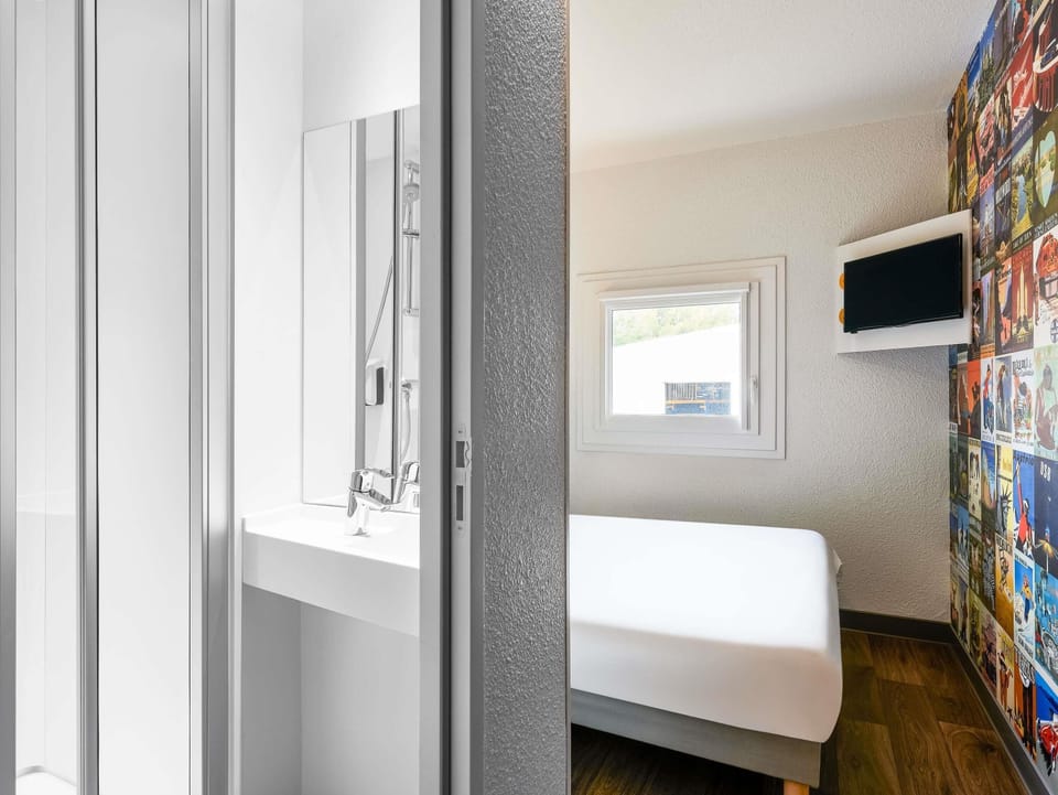Room, 1 Double Bed, Private Bathroom (Cabrio) | Premium bedding, desk, free WiFi, bed sheets