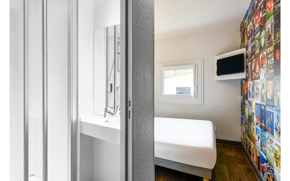 Room, 1 Double Bed, Private Bathroom (Cabrio) | Bathroom | Shower, eco-friendly toiletries