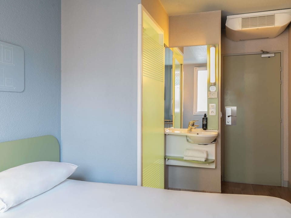 Double Room | Desk, free WiFi, bed sheets