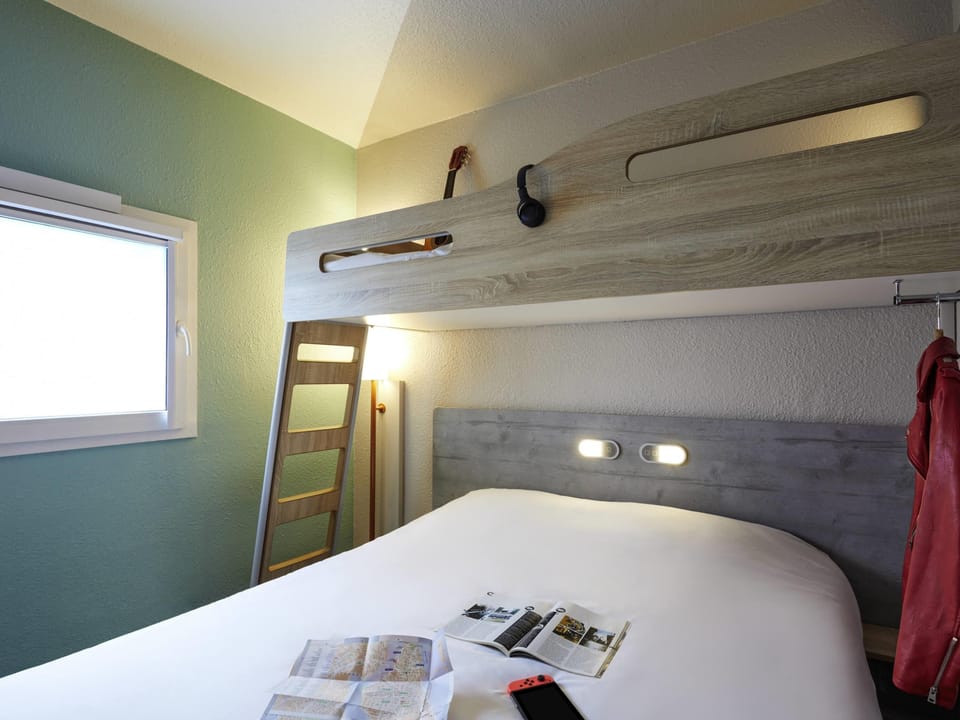 Triple Room, Multiple Beds | Desk, cribs (free), WiFi (free), bed sheets