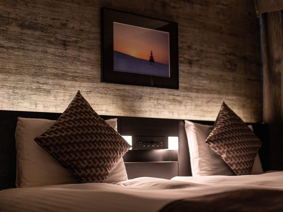 Premium bedding, down comforters, in-room safe, desk