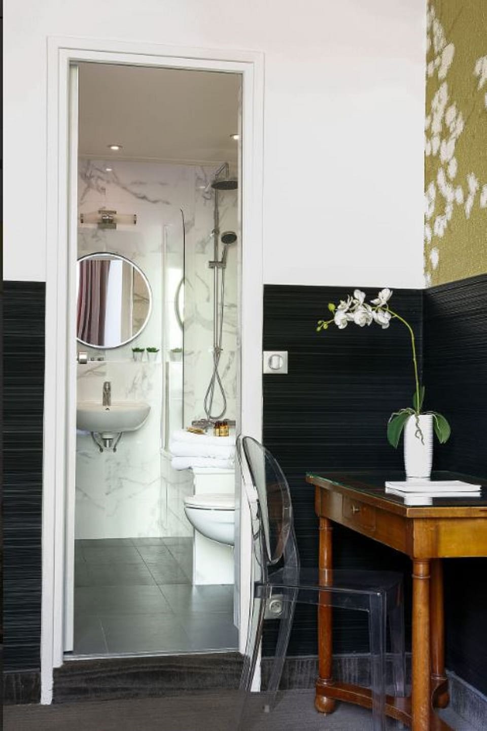 Twin Room | Bathroom | Free toiletries, hair dryer (on request), towels