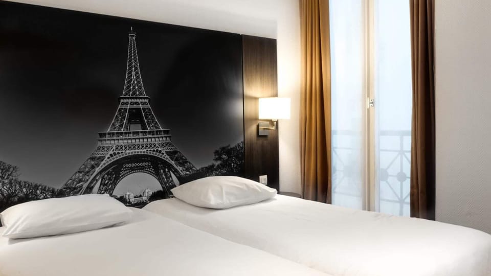 In-room safe, desk, WiFi (free), bed sheets