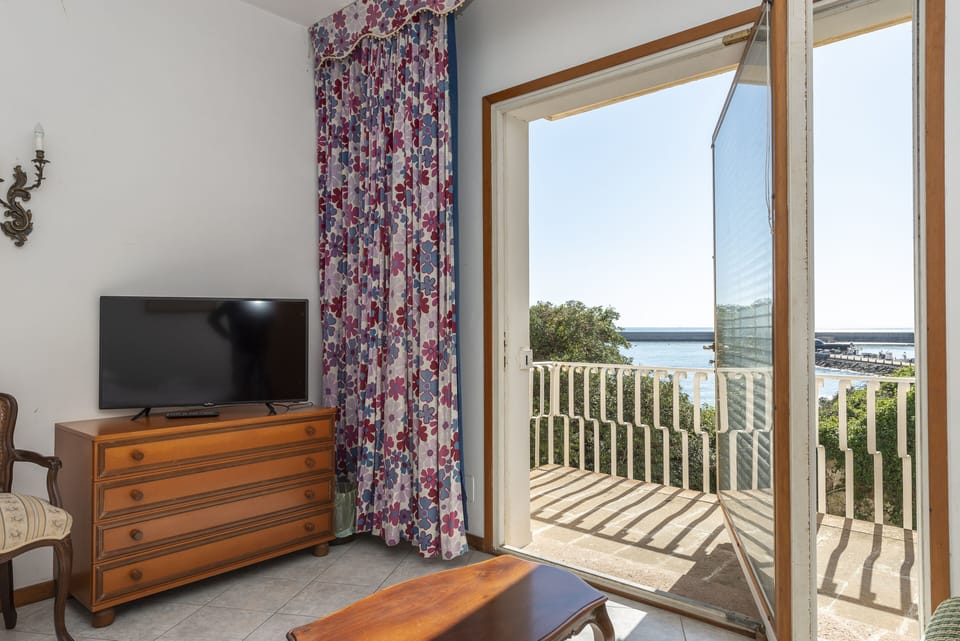 Family Room, Sea View | Minibar, blackout drapes, free WiFi, bed sheets