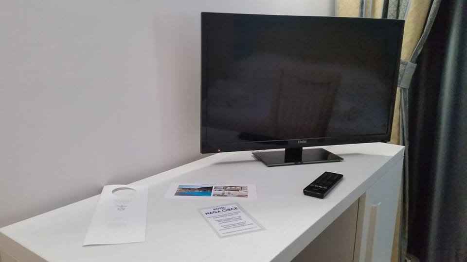 Minibar, blackout drapes, free WiFi, bed sheets