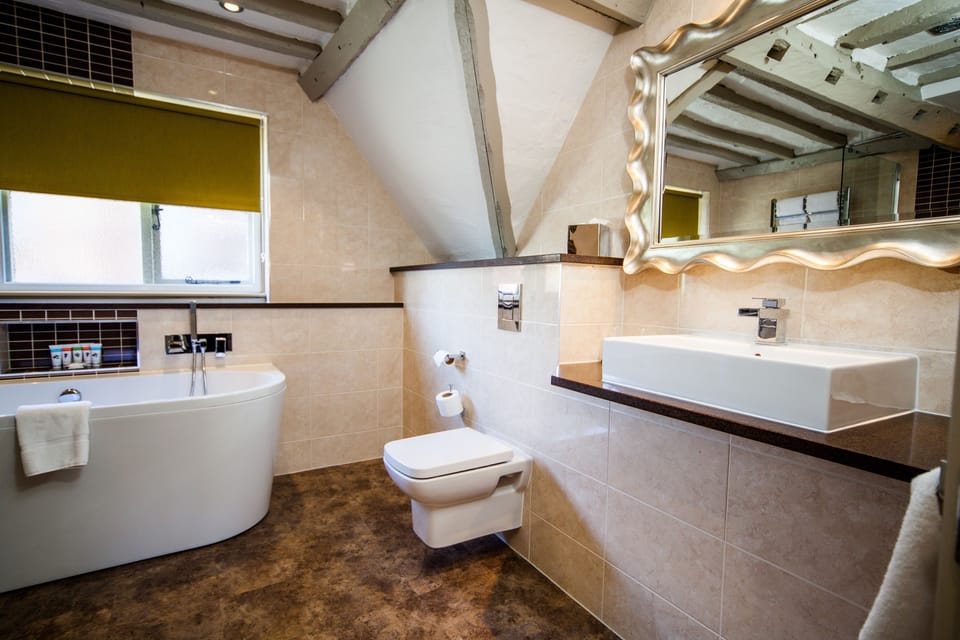 Suite | Bathroom | Combined shower/tub, eco-friendly toiletries, hair dryer, towels