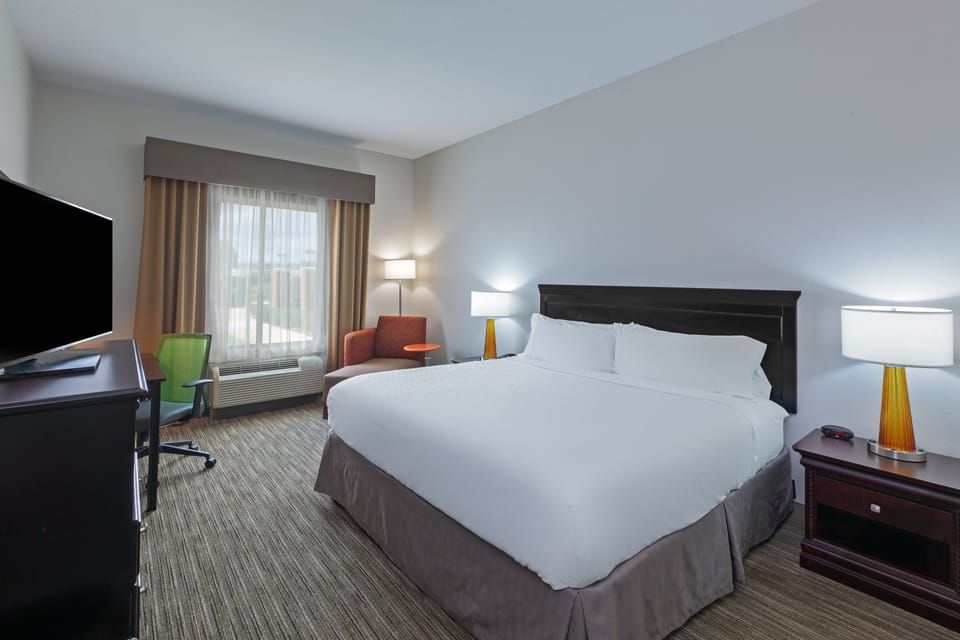 Standard Room, 1 King Bed | Premium bedding, down comforters, in-room safe, desk