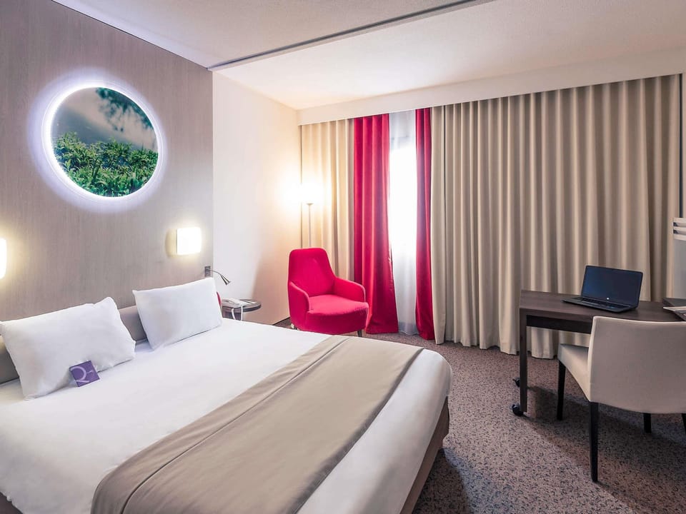 Classic Room, 1 Double Bed | Premium bedding, minibar, in-room safe, desk