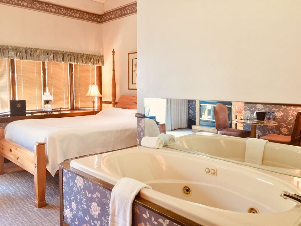 Luxury Suite, 1 Queen Bed (1st Floor) | Private spa tub