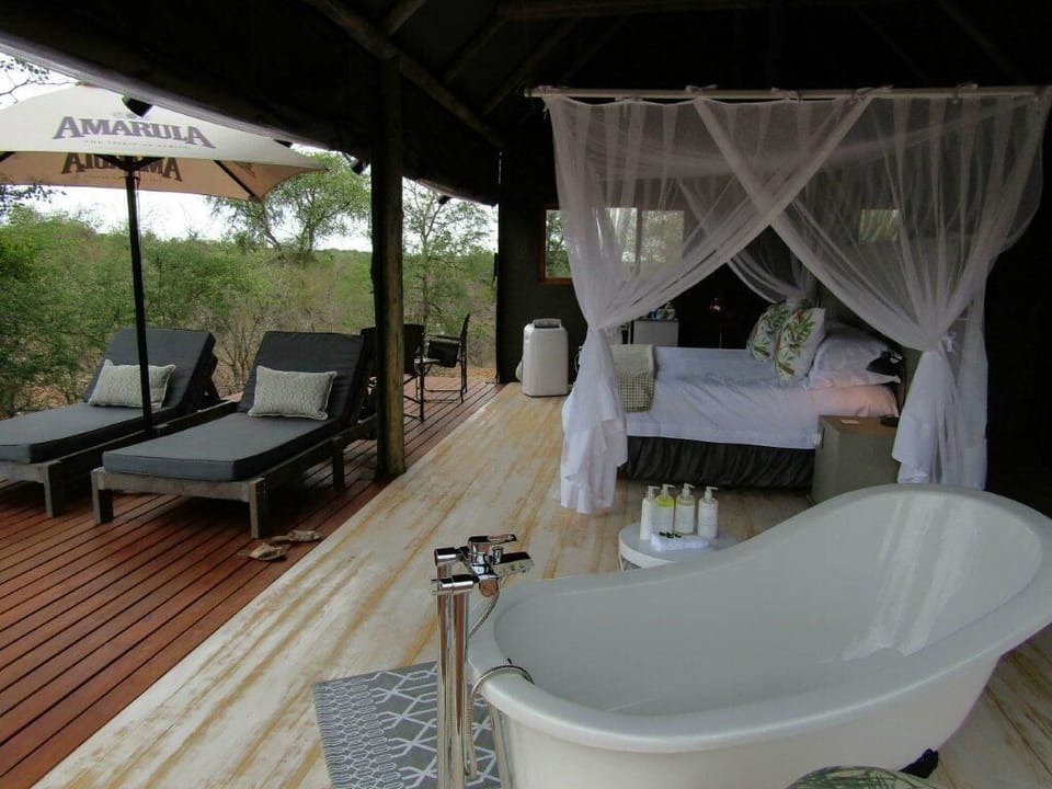 Luxury Tent | Bathroom | Free toiletries, hair dryer, towels