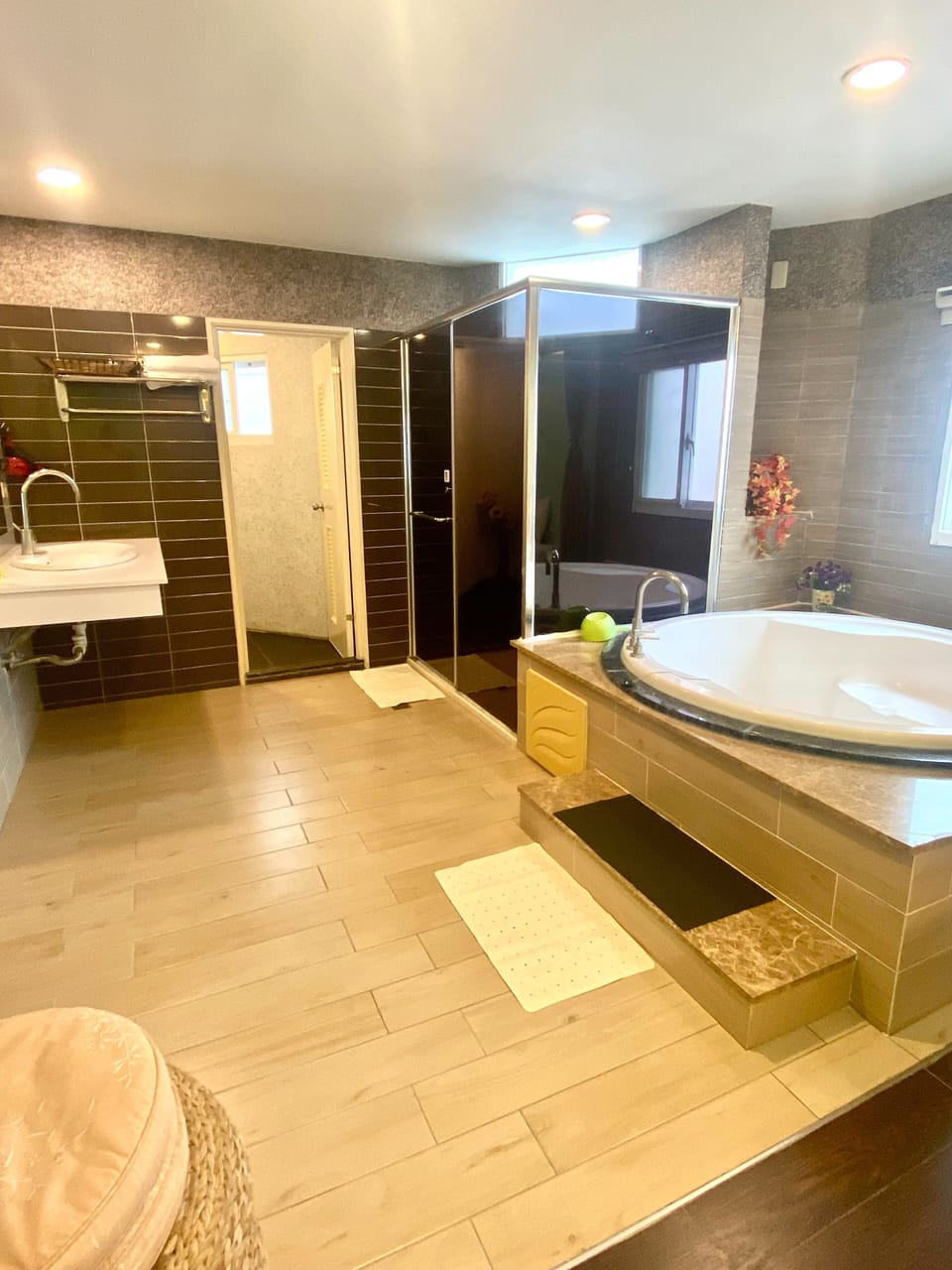VIP 3 Person Room | Bathroom | Free toiletries, hair dryer, slippers, towels