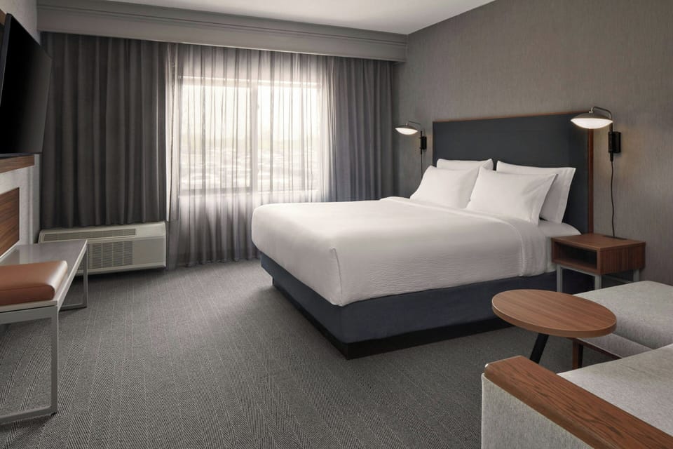 Suite, 1 King Bed with Sofa bed | Desk, laptop workspace, blackout drapes, iron/ironing board