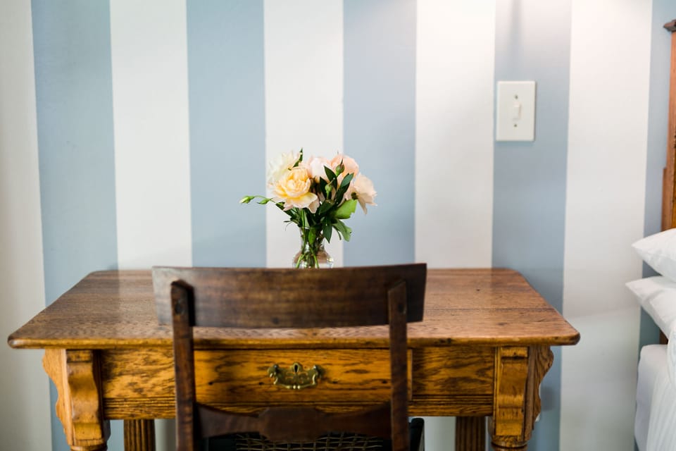 Classic Room | Minibar, individually decorated, individually furnished, desk