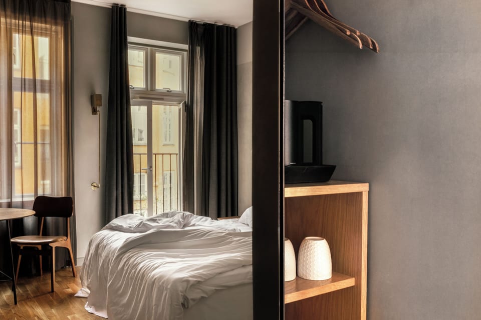 Hypo-allergenic bedding, down comforters, in-room safe, soundproofing