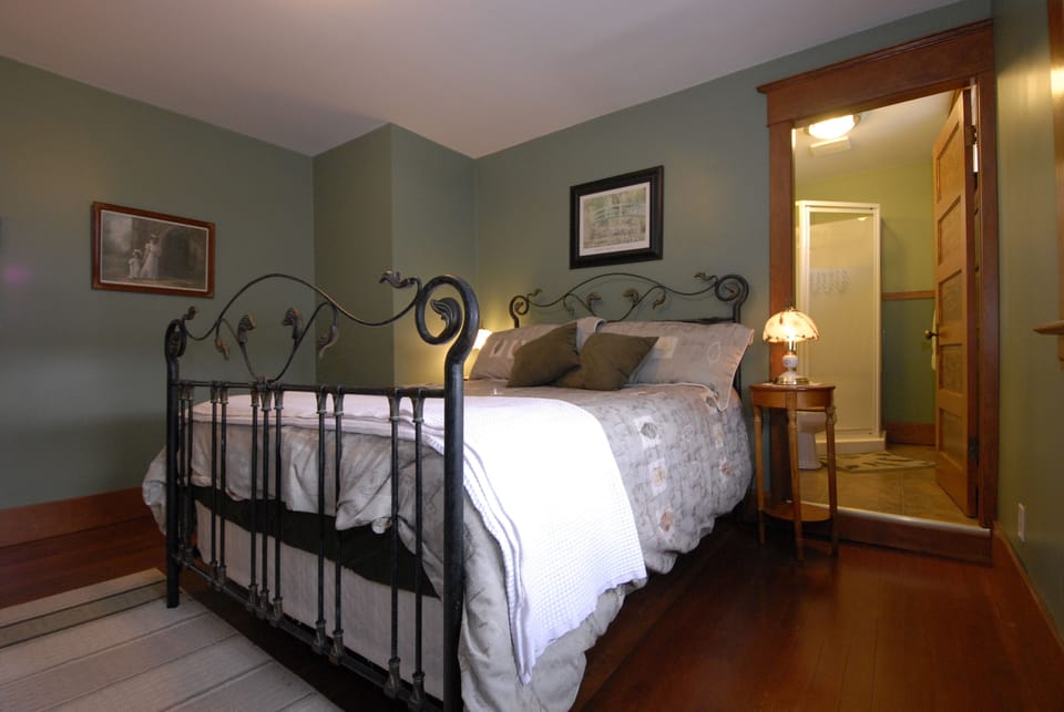 The Green Room | Premium bedding, iron/ironing board (on request), cribs (free)
