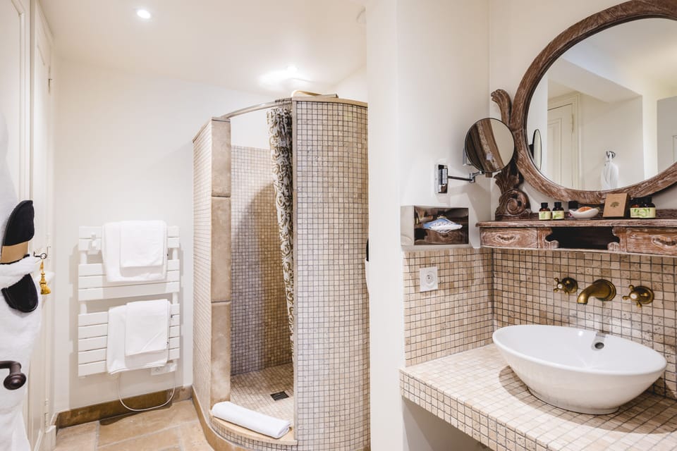 Deluxe Room, Balcony | Bathroom | Free toiletries, hair dryer, bathrobes, slippers