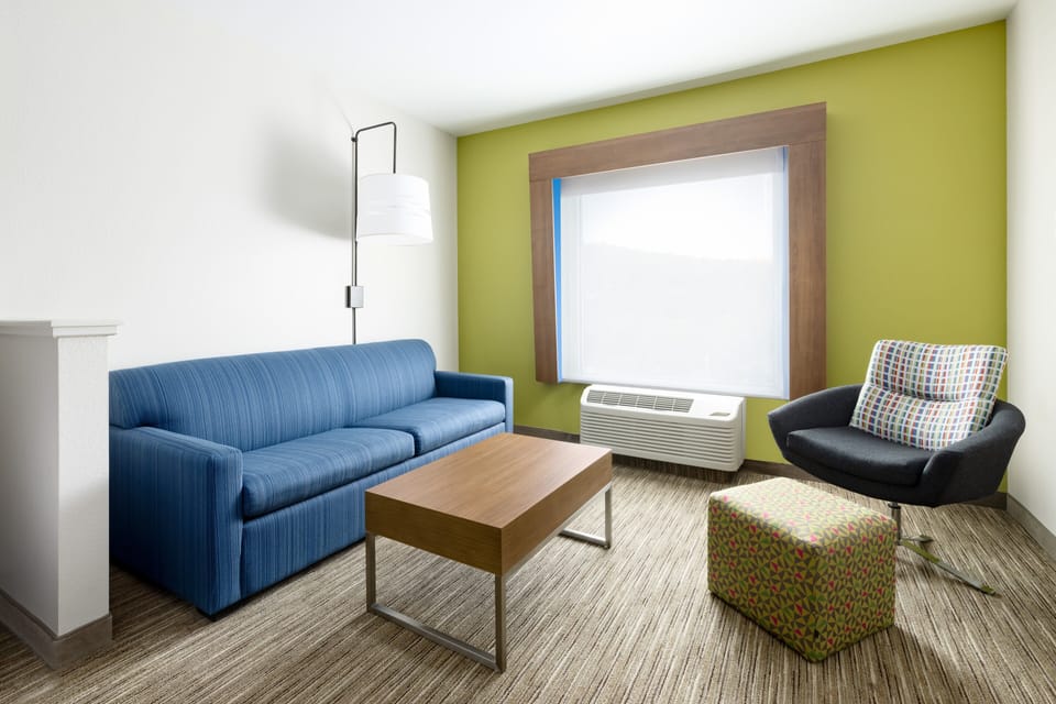 Desk, soundproofing, iron/ironing board, free WiFi