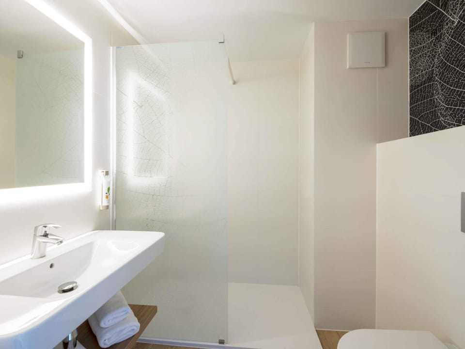 Desk, soundproofing, free WiFi, bed sheets