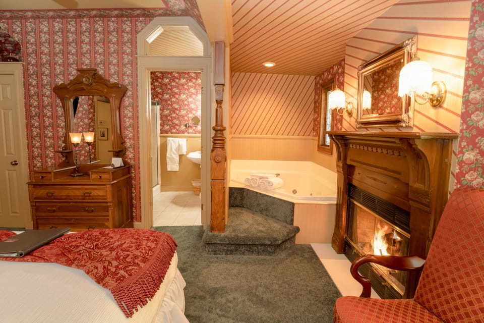 Jasmine Room | Bathroom | Free toiletries, hair dryer, towels, soap