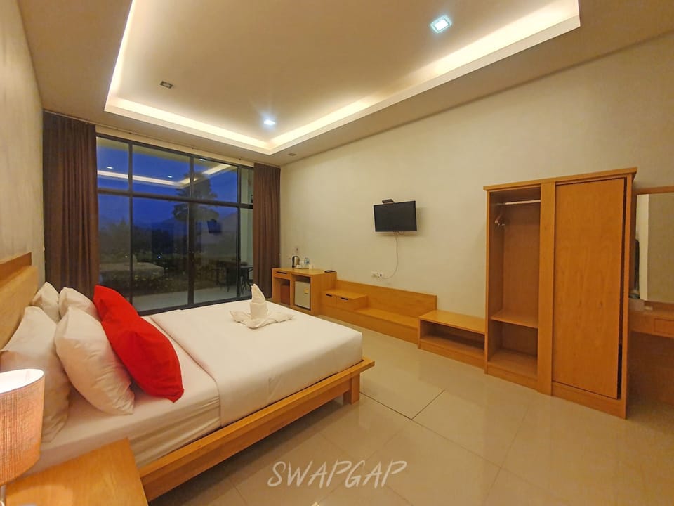 Superior Twin Room | In-room safe, desk, laptop workspace, individually decorated