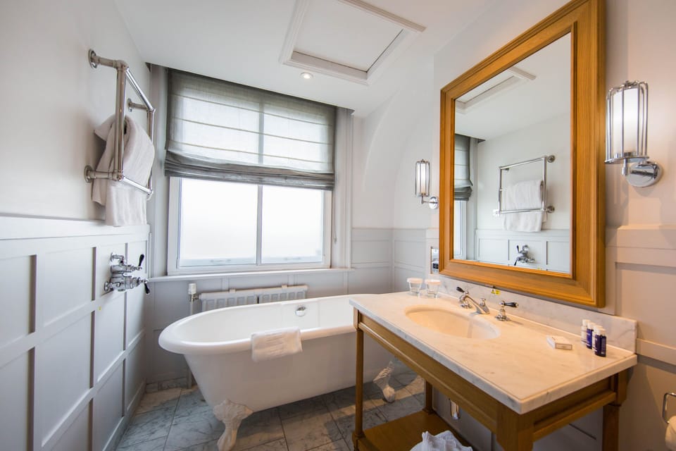 Shower, rainfall showerhead, free toiletries, hair dryer