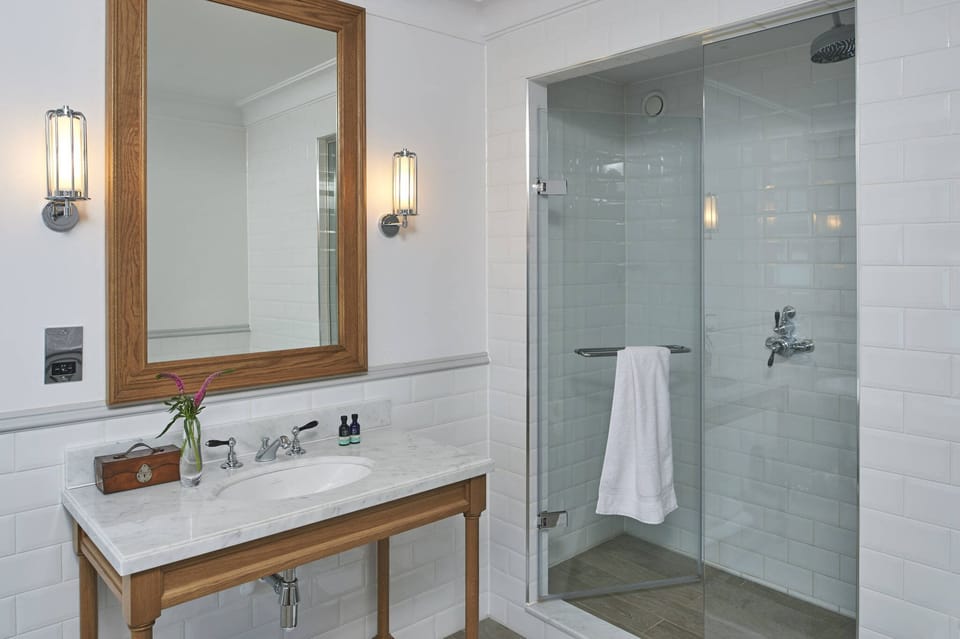 Shower, rainfall showerhead, free toiletries, hair dryer