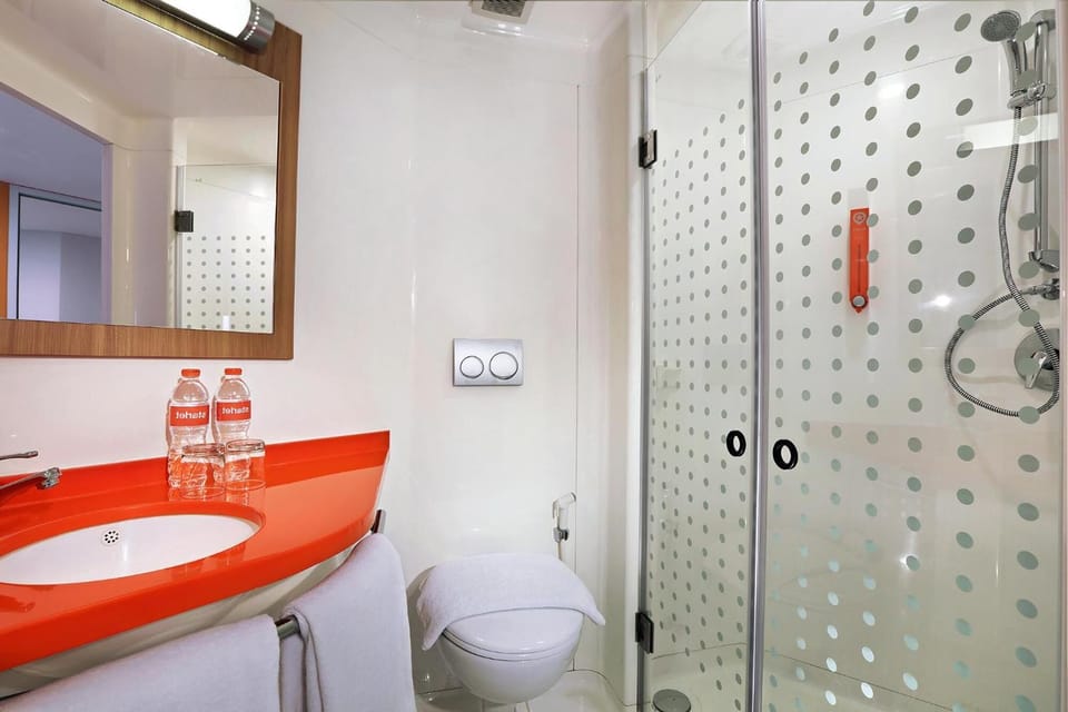 Shower, hydromassage showerhead, free toiletries, slippers
