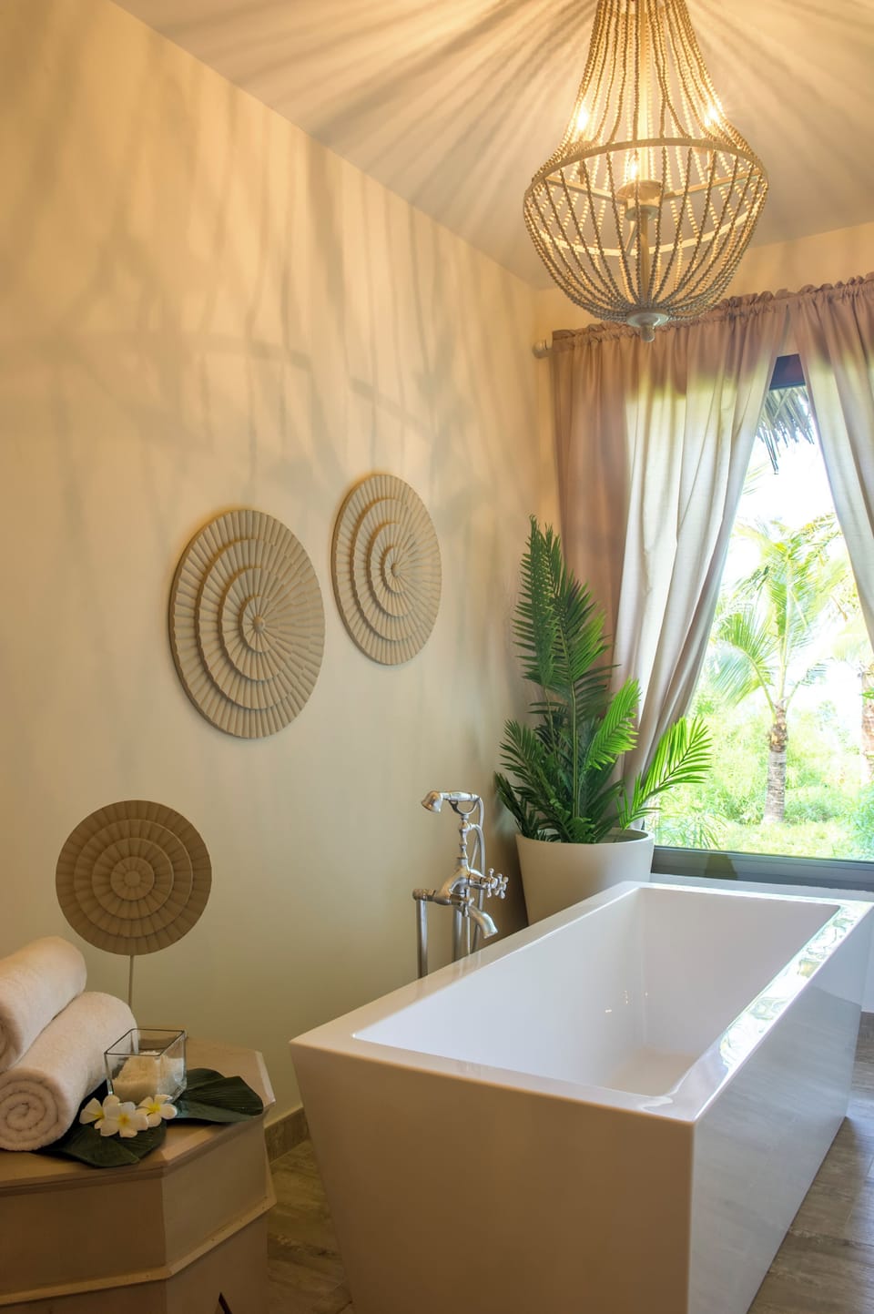 Deep soaking bathtub