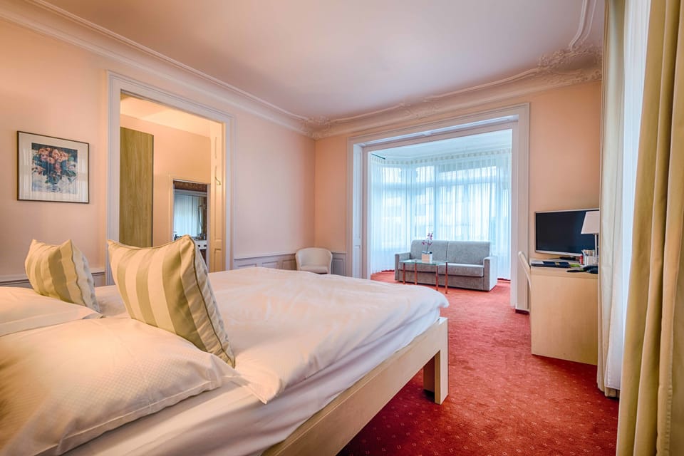 Family Double or Twin Room | Minibar, in-room safe, desk, free WiFi