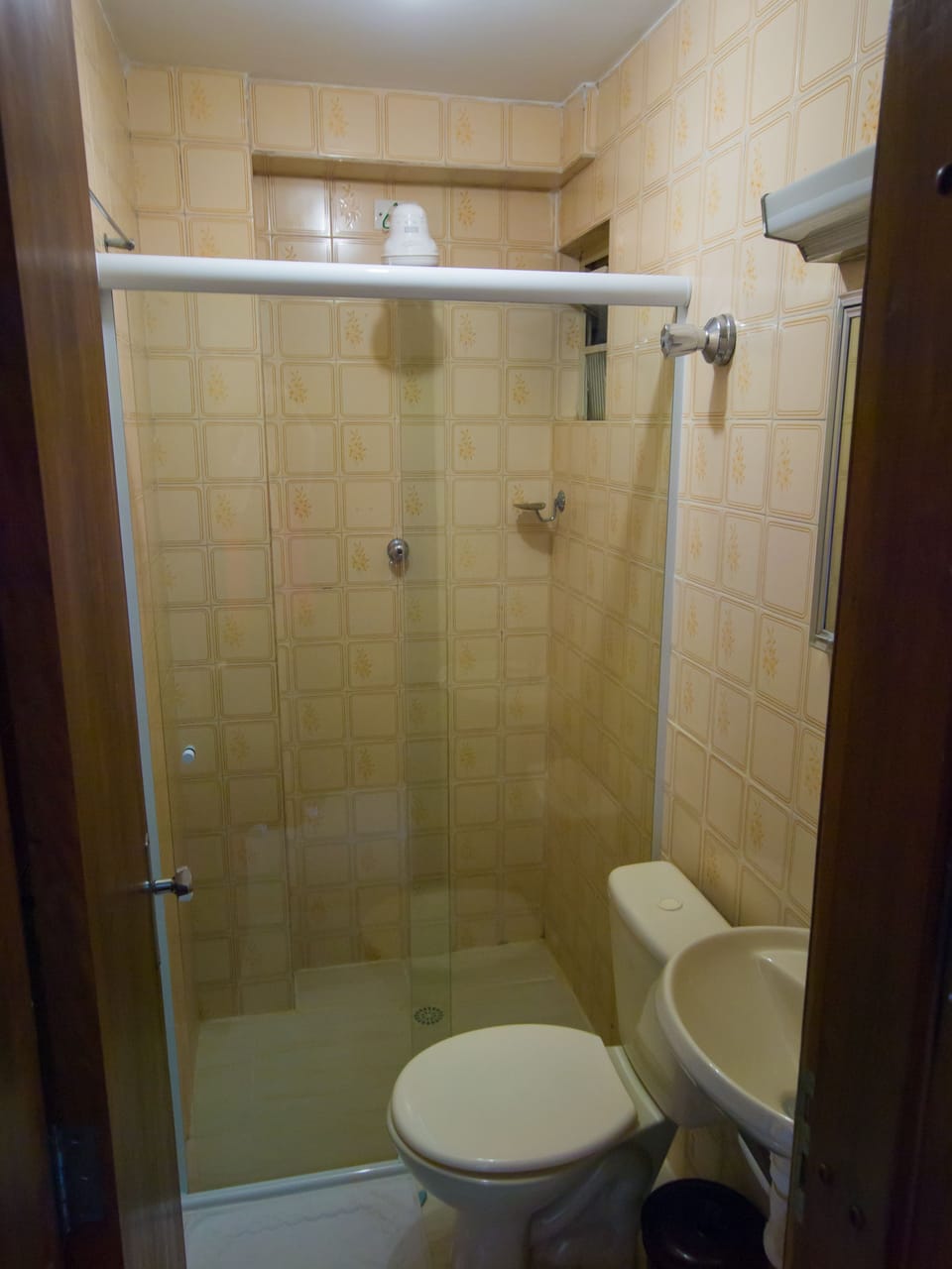 Triple Room, 3 Twin Beds | Bathroom | Shower, hair dryer, towels