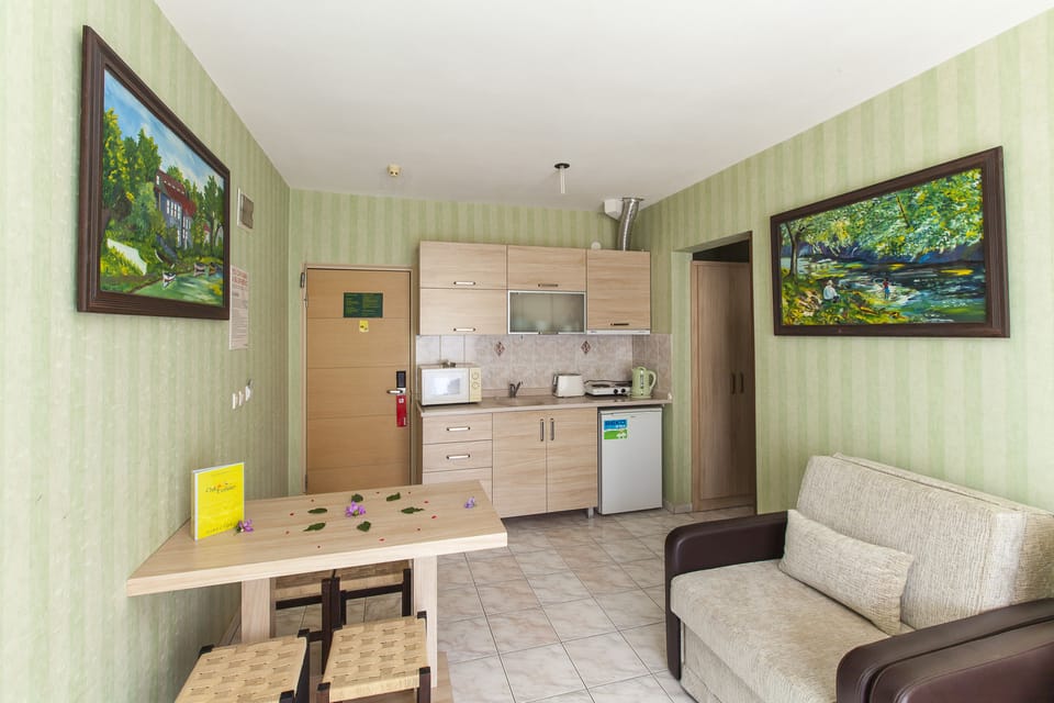 Apartment, 1 Bedroom | 1 bedroom, in-room safe, desk, cribs (free)