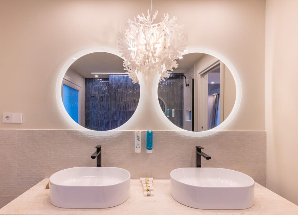 Deluxe Suite, Sea Facing | Bathroom | Shower, rainfall showerhead, bidet, towels